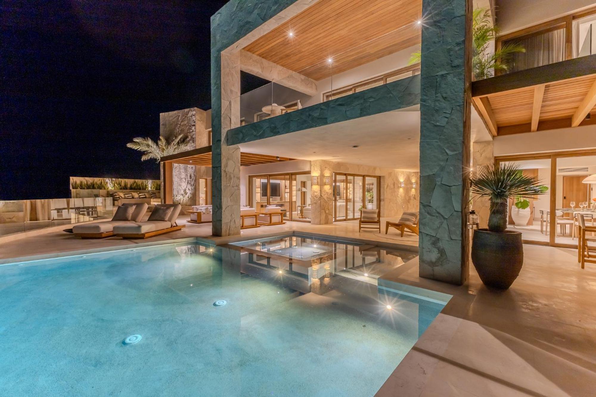 Villa New Stunning Villa, Full Staff, Gym And Has Its Own Private Swimmable *