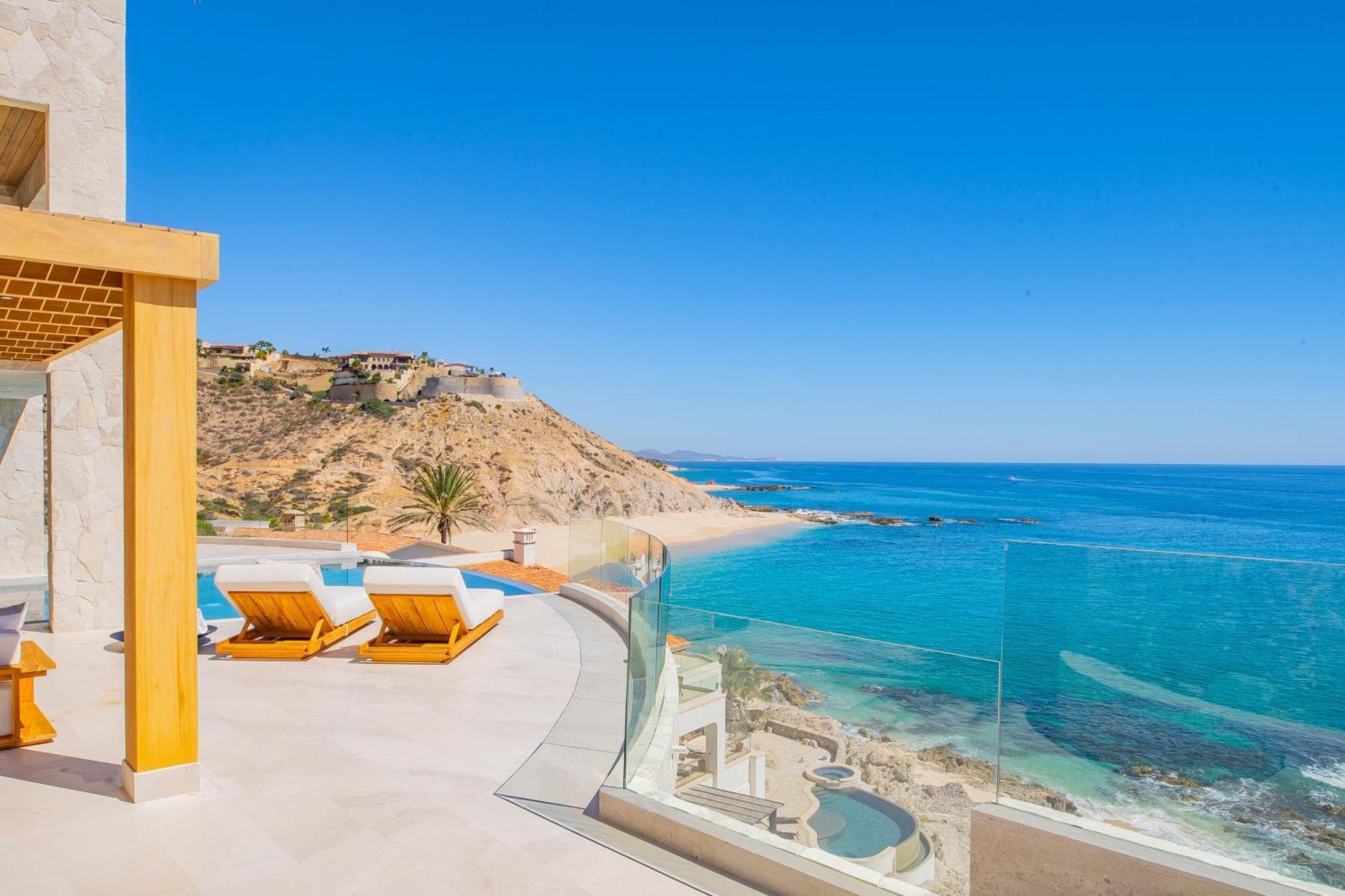 New Stunning Villa, Full Staff, Gym And Has Its Own Private Swimmable Villa *