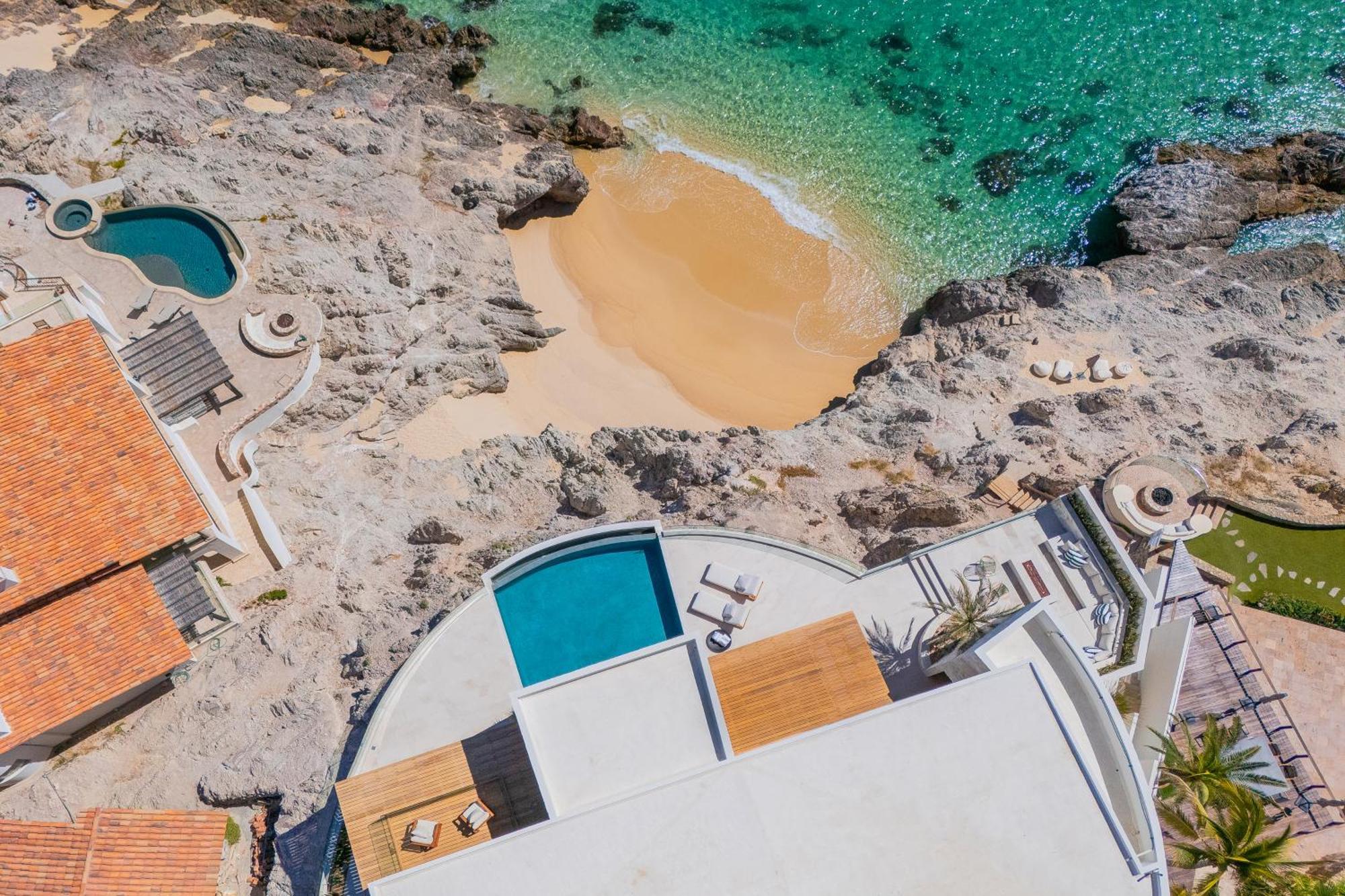 New Stunning Villa, Full Staff, Gym And Has Its Own Private Swimmable Villa *