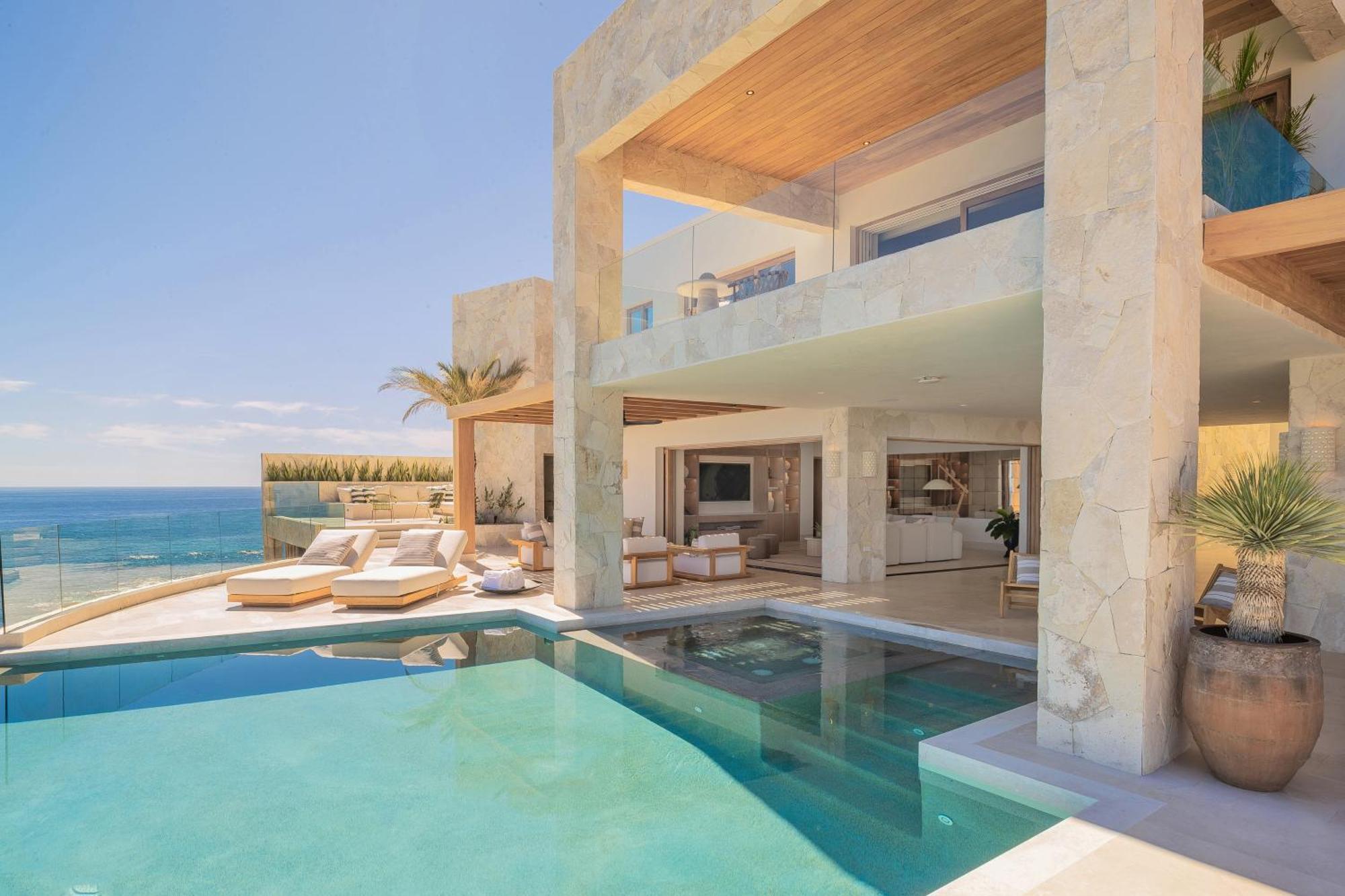 Villa New Stunning Villa, Full Staff, Gym And Has Its Own Private Swimmable *
