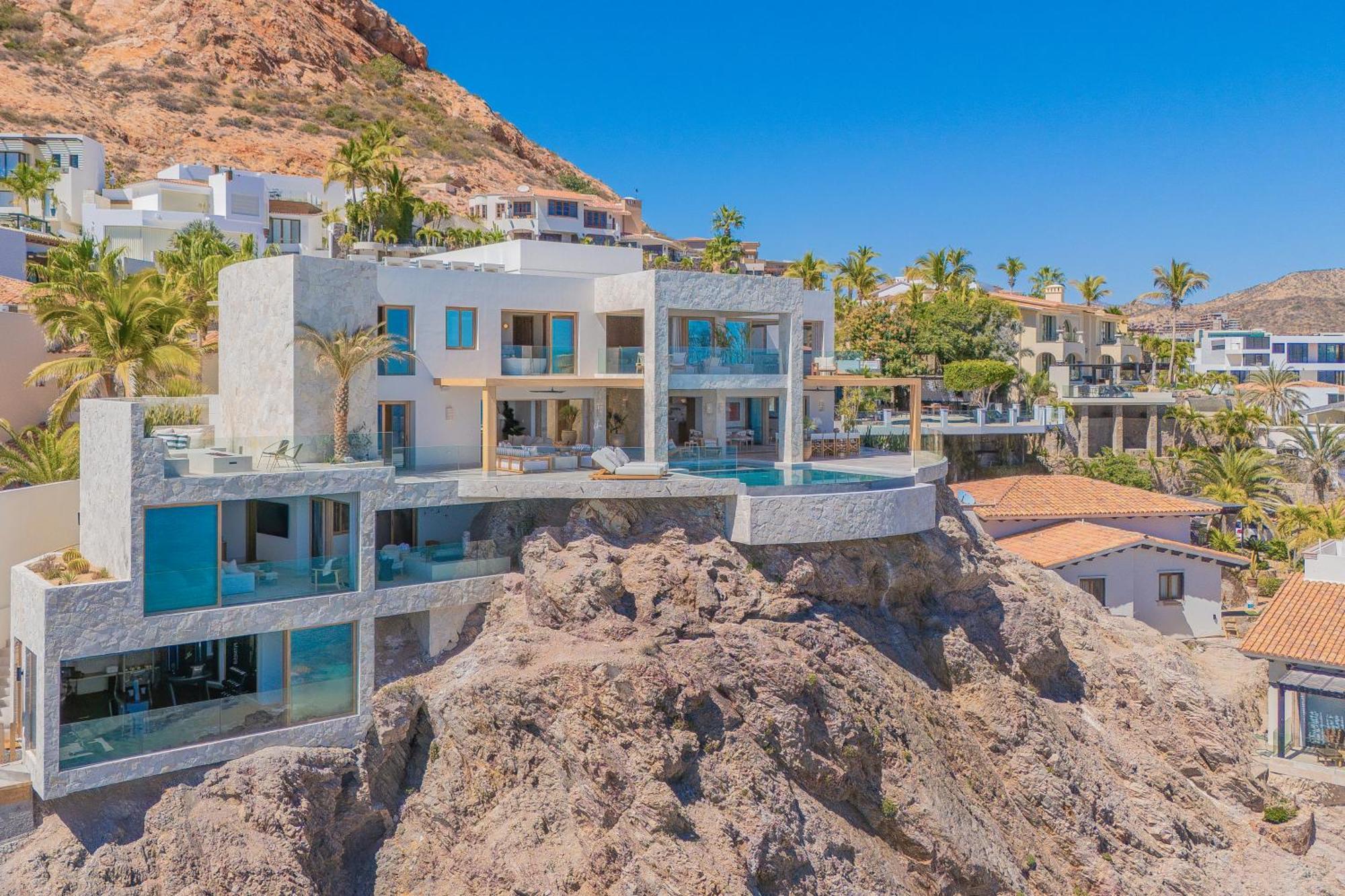Villa New Stunning Villa, Full Staff, Gym And Has Its Own Private Swimmable *