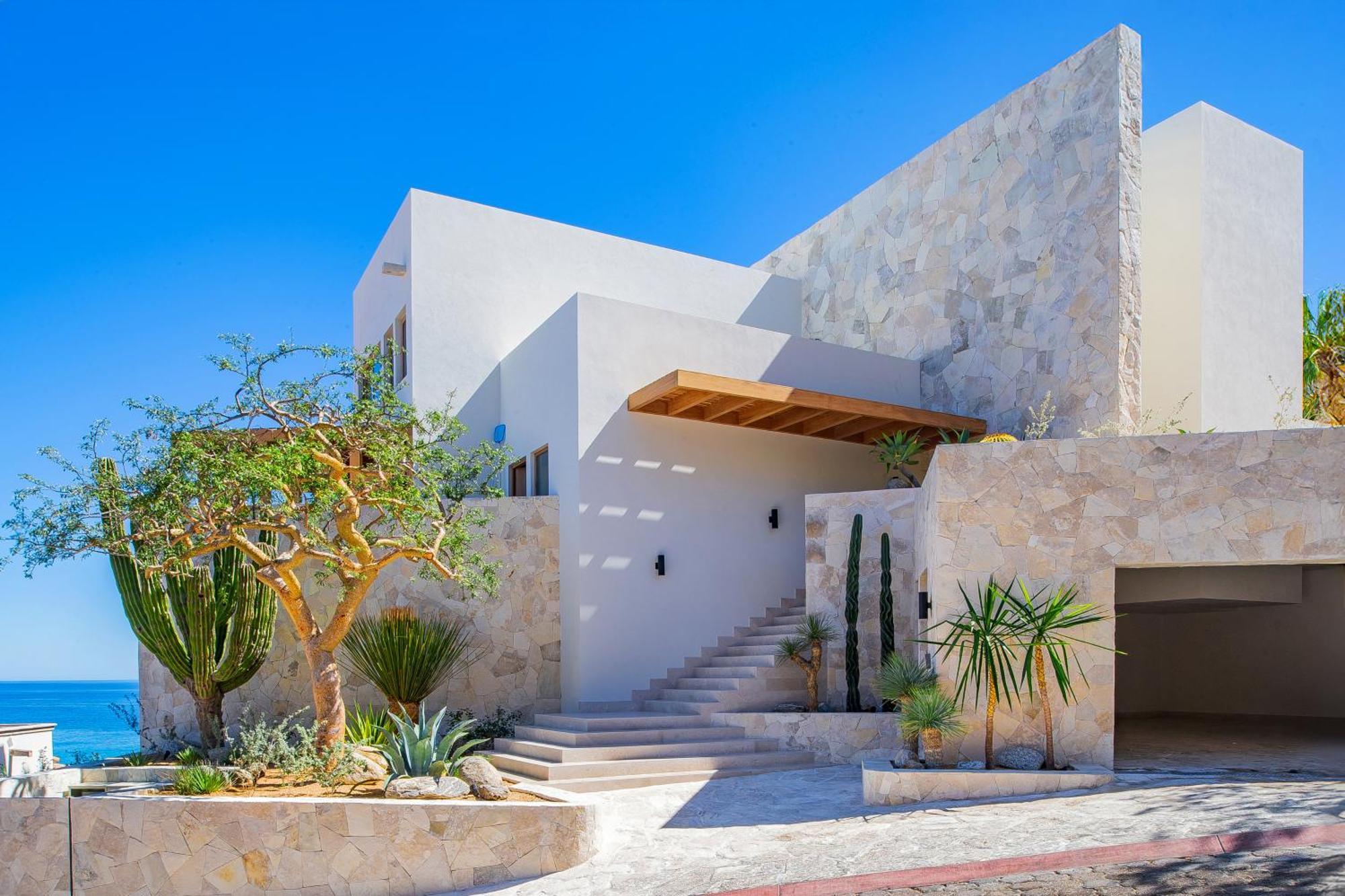 Villa New Stunning Villa, Full Staff, Gym And Has Its Own Private Swimmable *