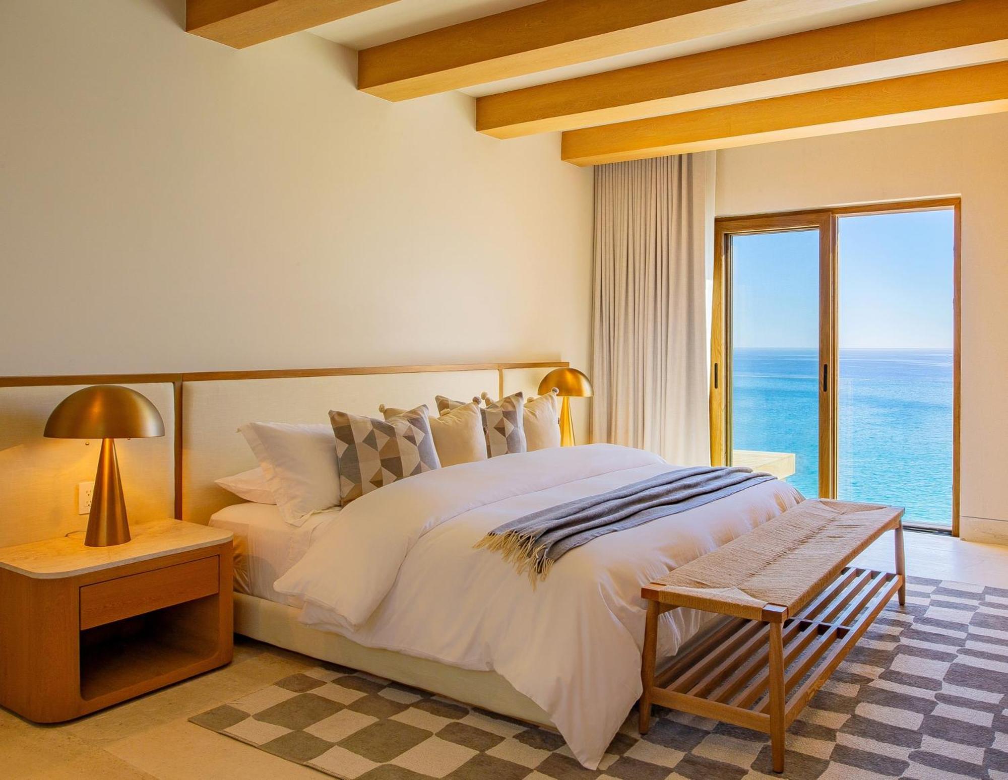 New Stunning Villa, Full Staff, Gym And Has Its Own Private Swimmable Villa